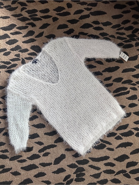 Nordstrom Sweaters - Nordstroms Tilden Fuzzy Eyelash White Opal V-Neck Sweater - NWT - Size S